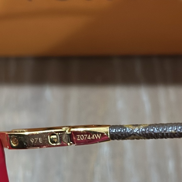 Louis Vuitton,three-way red sunglasses with Louis Vuitton, monogram on the sides - Picture 10 of 13